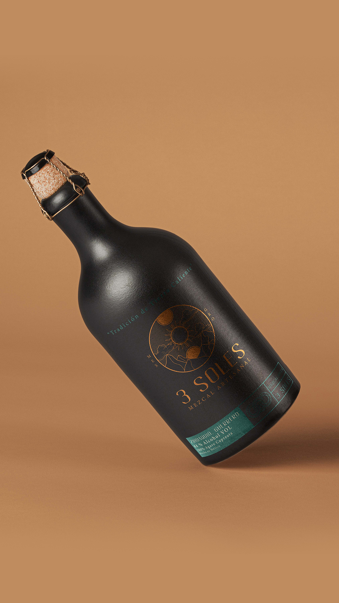 Tres Soles — aplicación en botella