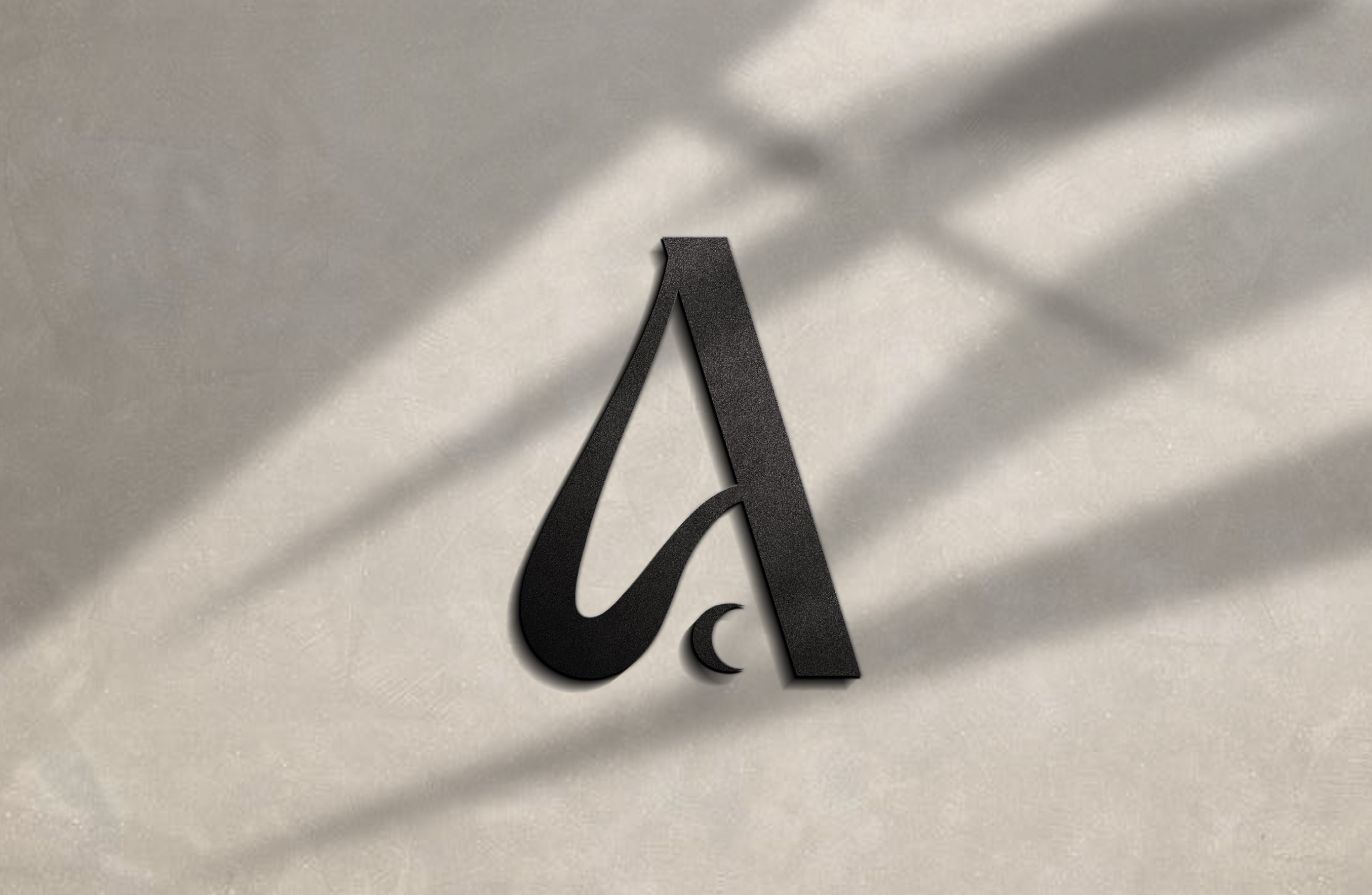 Alquimia — isotipo en relieve sobre pared