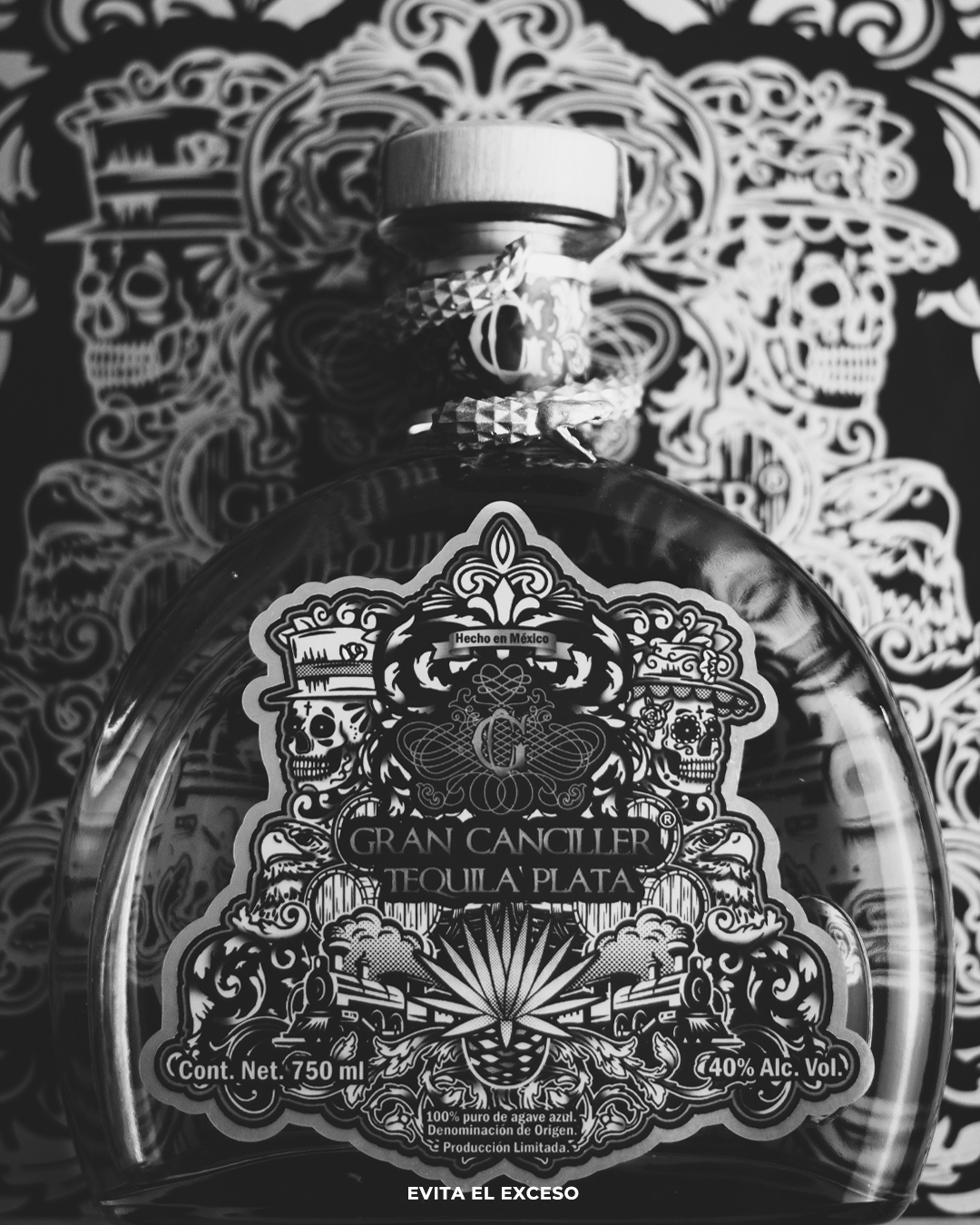 Gran Canciller — botella sobre fondo de calaveras