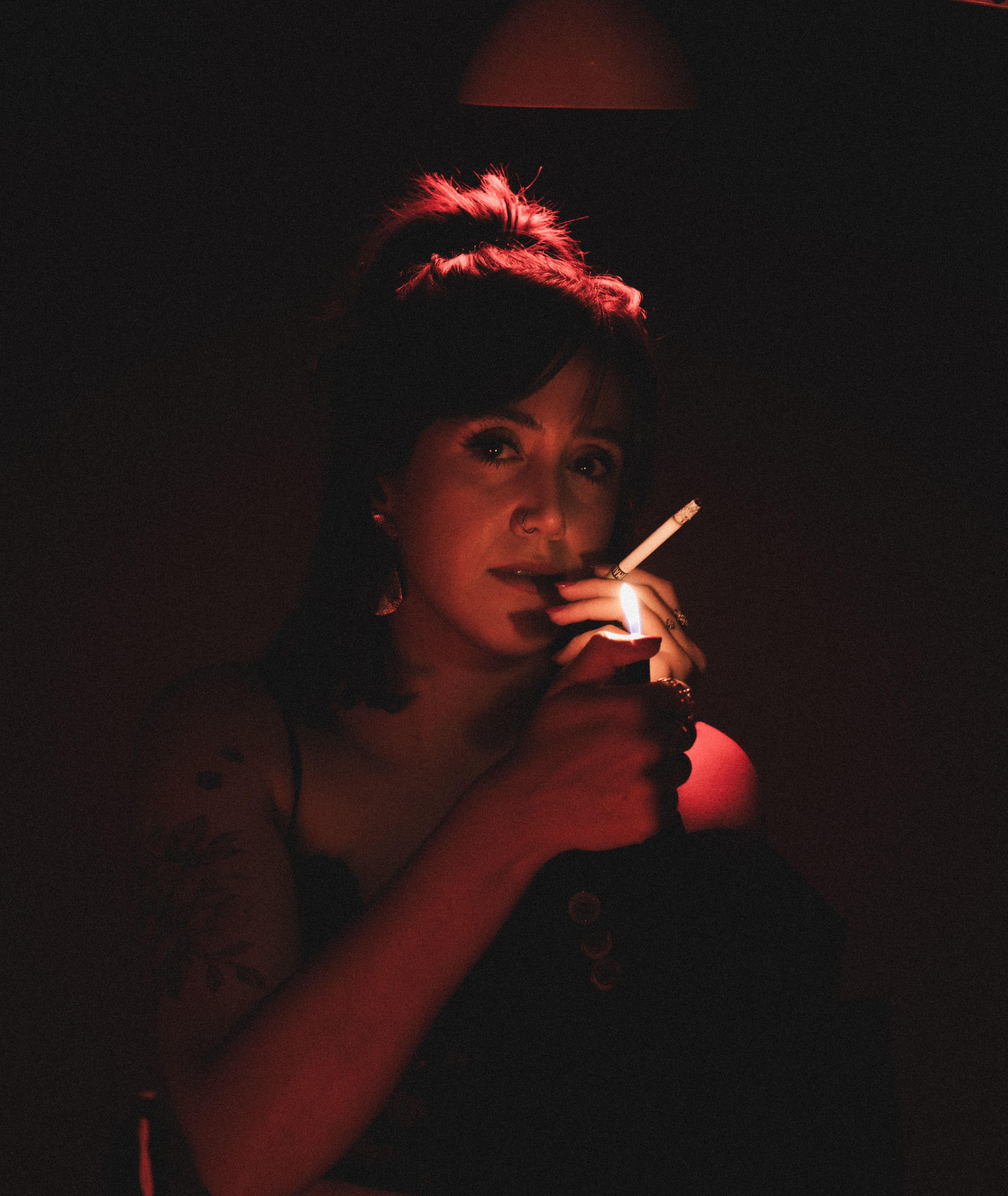 Lady in Red — retrato en sombra