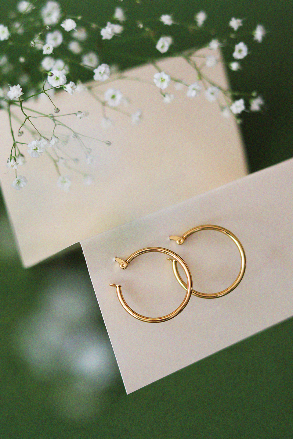 Liberty — aretes argolla dorada con flores