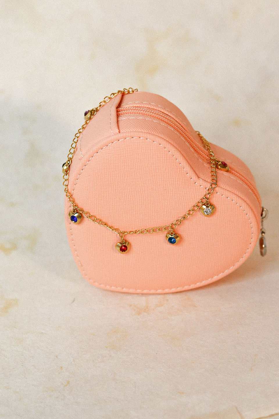 Liberty — pulsera con dijes sobre joyero corazón