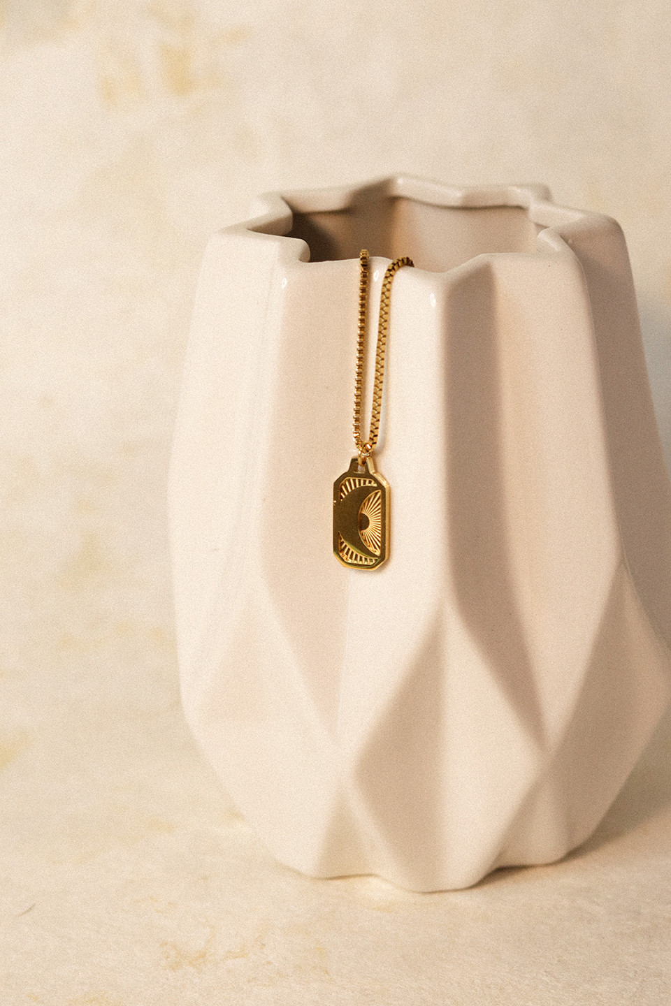 Liberty — collar dije en jarrón cerámico