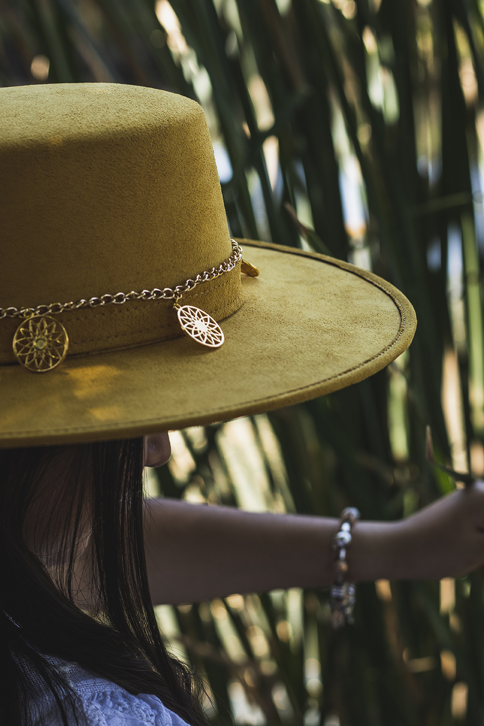 Soy Tribu — sombrero en exteriores