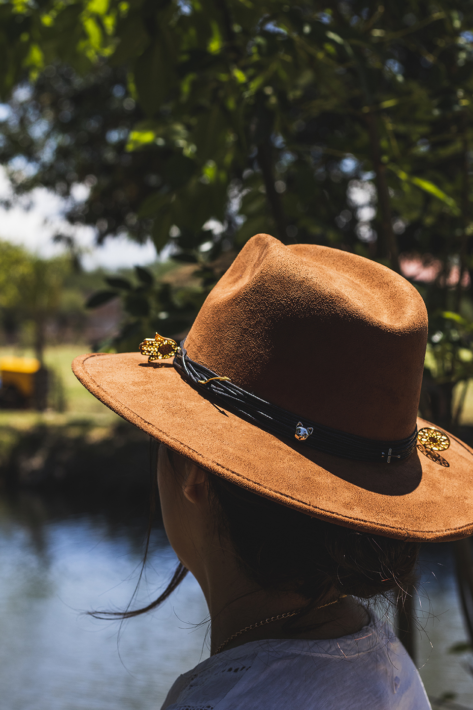 Soy Tribu — modelo con sombrero